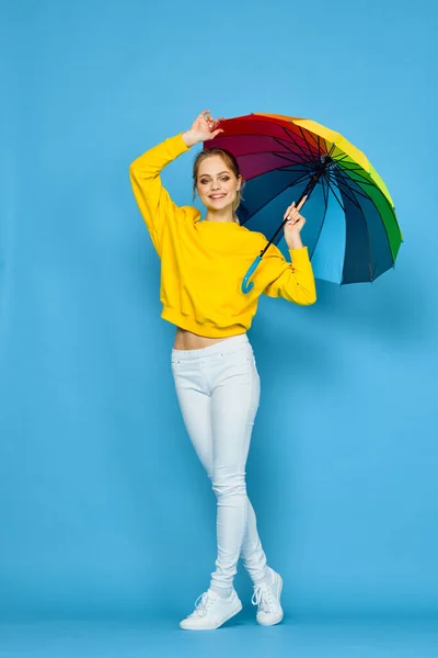 Mujer con paraguas multicolor en suéter amarillo posando colores arco iris — Foto de Stock