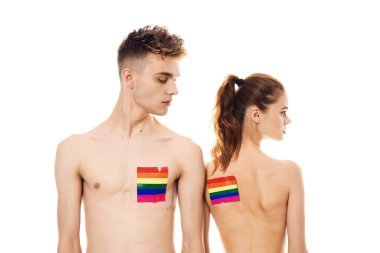 Beyaz tişörtlü çift lgbt bayrağı cinsiyet değiştiren cinsel azınlıklar