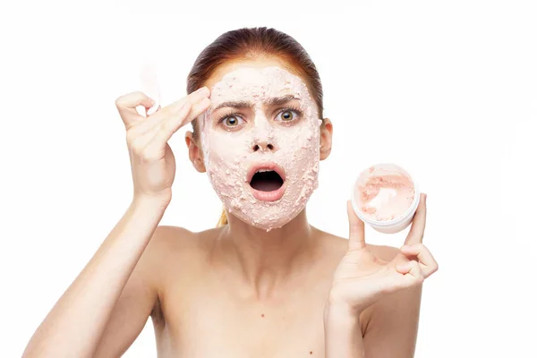 Mujer con máscara facial hombros desnudos piel clara rejuvenecimiento belleza — Foto de Stock
