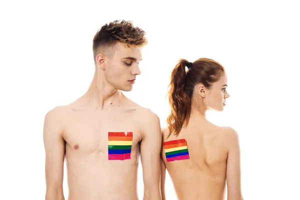 Casal em t-shirts brancas Bandeira lgbt transgênero minorias sexuais — Fotografia de Stock