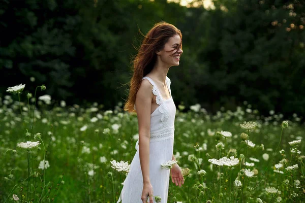 Гарна жінка в білій сукні поле квіти свобода природа — стокове фото