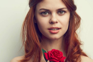 Güzel kızıl saçlı kadın gül çiçeği yakın plan cazibesi