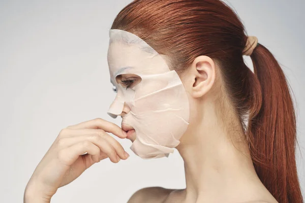 Donna in maschera cosmetica viso cura della pelle ringiovanimento — Foto Stock