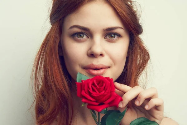 Mooie roodharige vrouw roos bloem close-up charme — Stockfoto
