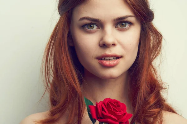 Güzel kızıl saçlı kadın gül çiçeği yakın plan cazibesi