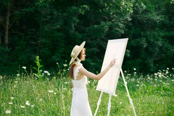 Kobieta w białej sukni w przyrodzie maluje obraz hobby krajobraz — Zdjęcie stockowe