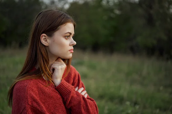 Frau im roten Pullover draußen auf einem Feldweg — Stockfoto