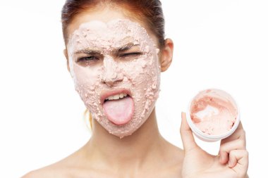 Yüzü maskeli, omuzları açık cilt tazeleme güzelliği olan bir kadın.