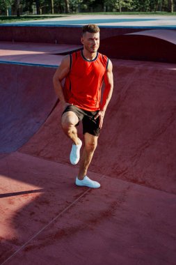 Sporcu adam spor sahasında spor yapıyor.