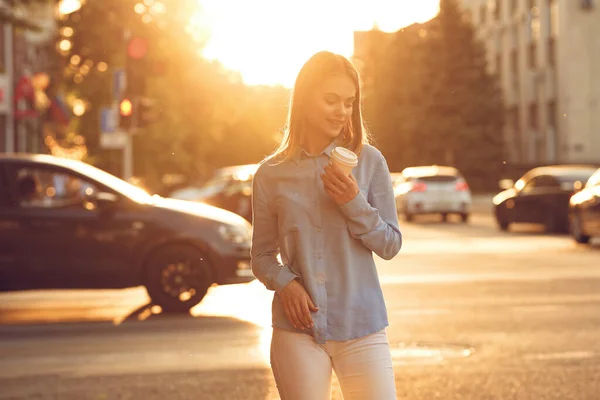 Hezká žena venku chodit čerstvý vzduch životní styl — Stock fotografie