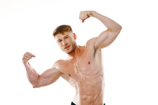 Man idrottsman med pumpas upp muskulös kropp poserar fitness — Stockfoto