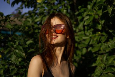 Mayolu güzel bir kadın ve güneş gözlüklü yaz tropikleri.