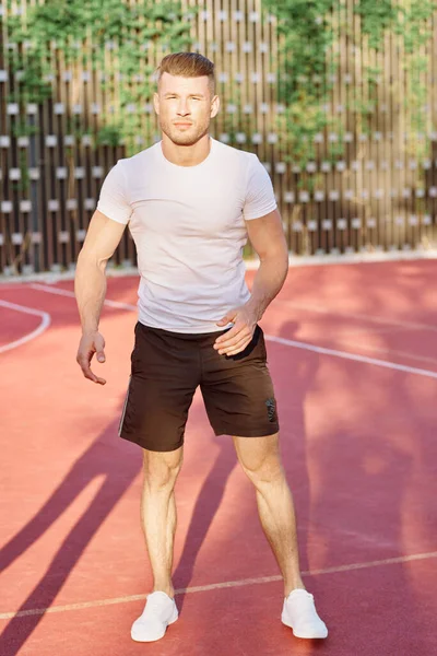 Hombre en camiseta blanca en el campo de deportes motivación entrenamiento — Foto de Stock