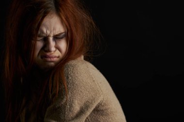 Gözlerinin altında morluklar olan korkmuş kadın depresyon istismarını yeniyor.