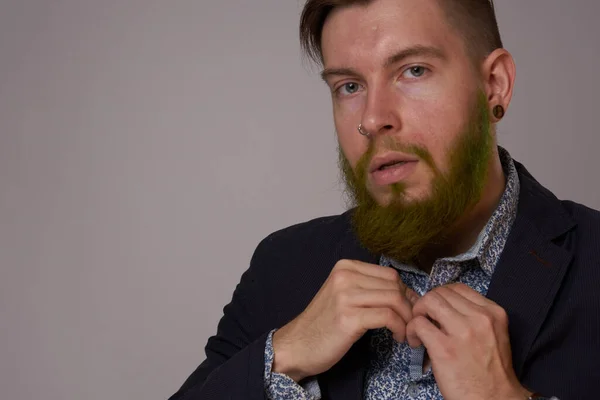 Бородатый мужчина в пиджаке позирует моде Профессионал — стоковое фото