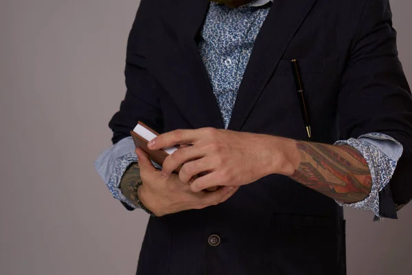 Retrato de um homem de negócios usando óculos com uma barba posando um funcionário — Fotografia de Stock