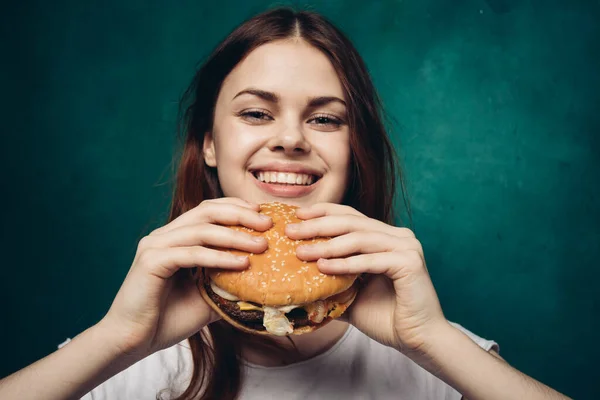 Femme manger hamburger restauration rapide snack close-up — Photo