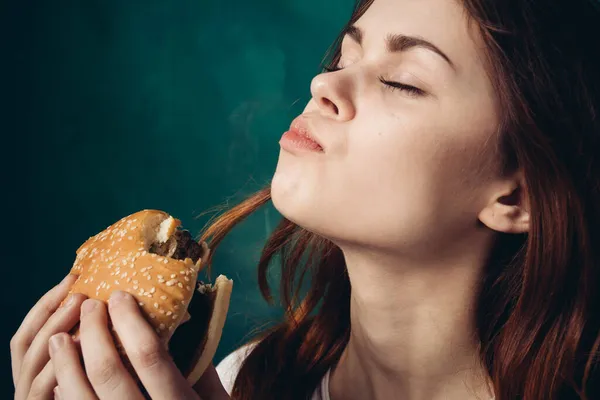 Donna mangiare hamburger fast food spuntino primo piano — Foto Stock