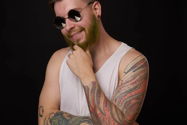 Alegre barbudo hombre en blanco camiseta gafas de sol posando — Foto de Stock