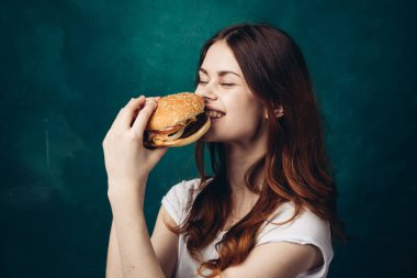 Hamburger yiyen neşeli kadın yakın plan yaşam tarzı