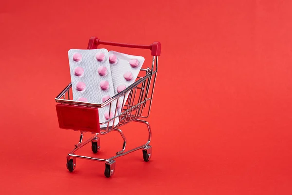 Petit chariot avec médicaments pharmacie boutique pilules shopping — Photo