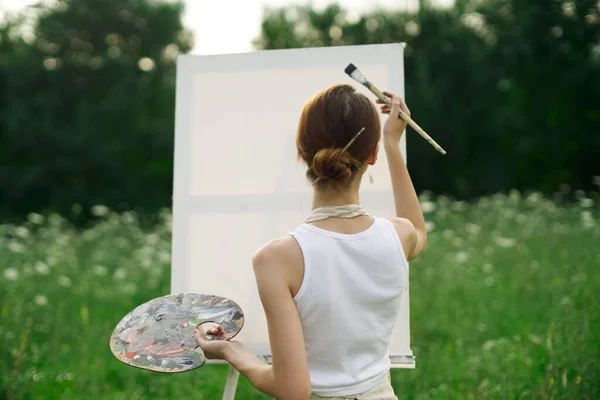 Vrouw kunstenaar buiten ezel tekening creatief landschap — Stockfoto