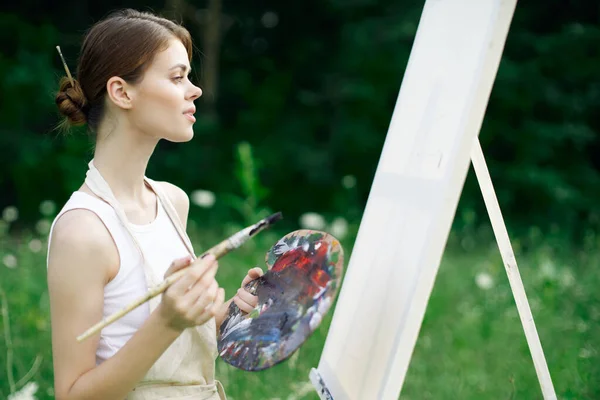 Mulher artista natureza pinta paleta cavalete paisagem criativa — Fotografia de Stock