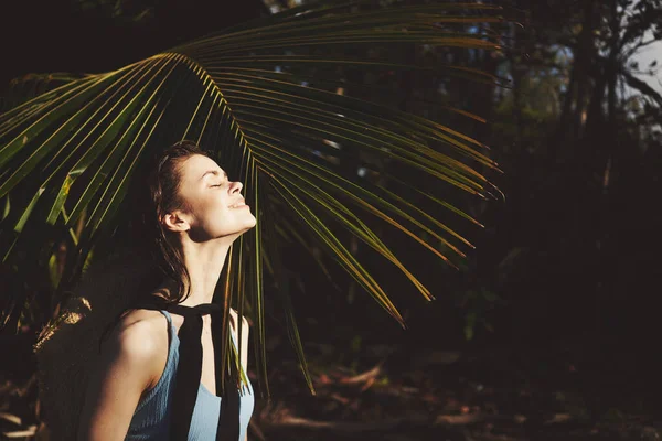 Kvinna i badkläder palm löv djungel ö strand sol — Stockfoto