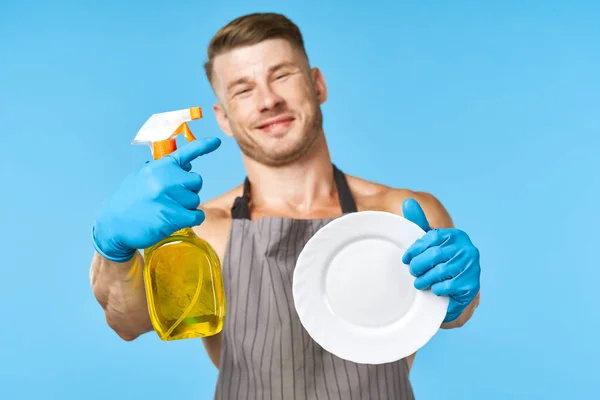 Pumped up man with dishes washing cleaning housework — Stock Photo, Image