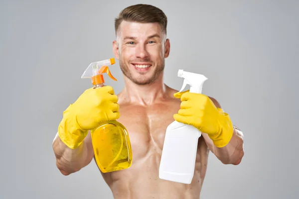 男子与泵送肌肉洗涤剂橡胶服务手套 — 图库照片
