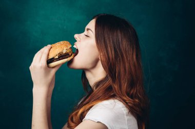 Hamburger yiyen neşeli kadın yakın plan yaşam tarzı