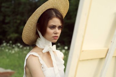 Güzel kadın ressam doğa resim hobisi