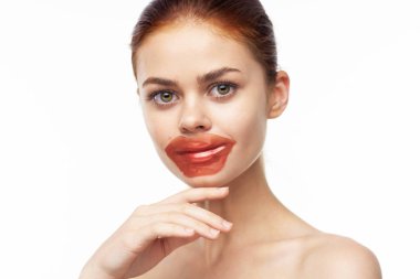 Yüz yenileme spa tedavisinde yamalı güzel bir kadın.