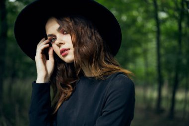 Ormanda cadı gibi giyinmiş kadın Cadılar Bayramı fantezi ritüeli