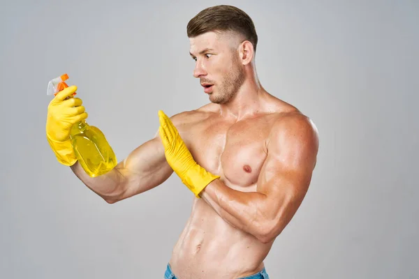 肌肉男，戴着橡胶手套，做作业 — 图库照片