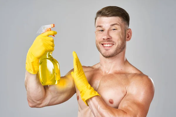 Смешно накачанный человек резиновые перчатки моющие средства службы — стоковое фото