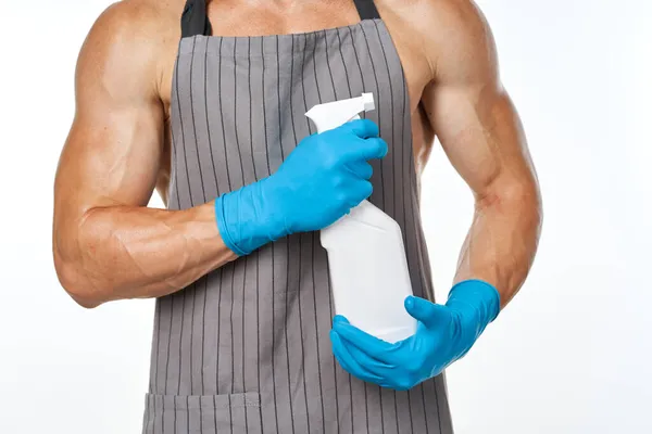 Sportovní svalnatý muž v čisticím prostředku zástěry — Stock fotografie