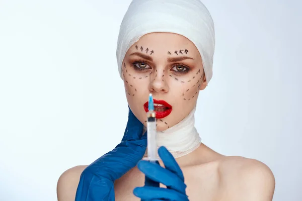 Gyönyörű nő kék kesztyűs fecskendő kezében kontúr az arc emelő elszigetelt háttér — Stock Fotó