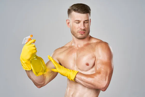 Männlich nackten Oberkörper tragen Gummihandschuhe Reinigungsmittel Hausarbeit isoliert Hintergrund — Stockfoto