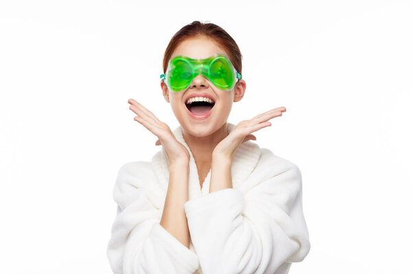 веселая женщина в белом халате уход за лицом омоложение подъема