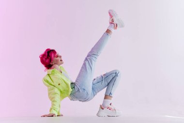Pembe saçlı güzel bir kadın yaratıcı neon bir geçmişi var.