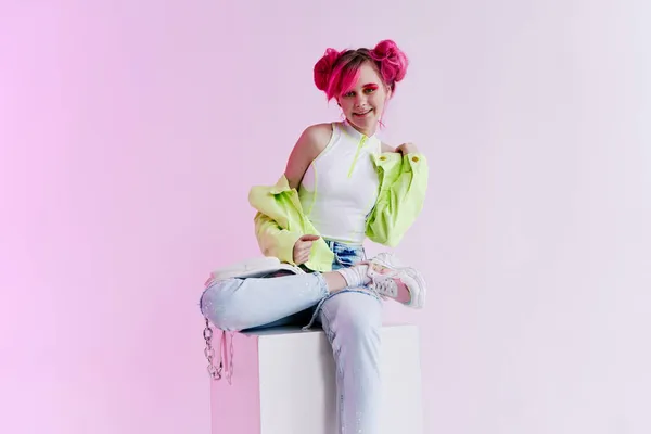 Menina com cabelo rosa adolescente posando moda néon — Fotografia de Stock