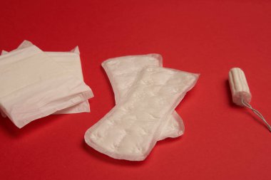 ped tampon iç çamaşırı kadın hijyen kırmızı arka plan