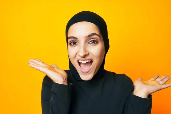 Fröhliche Frau im schwarzen Hijab posiert Mode Handgeste Studio Lifestyle — Stockfoto