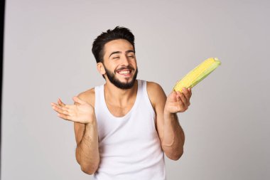 Sakallı adam sebze beslenme, atıştırma hafif arka plan