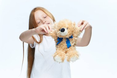 Doldurulmuş oyuncağı olan kız moda eğlencesi