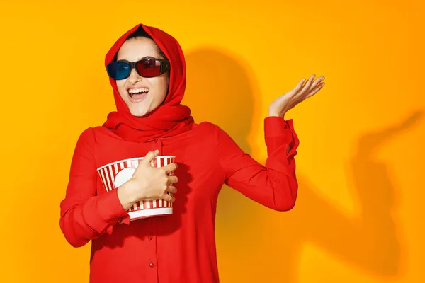 Árabe mujer 3d gafas tecnología viendo película palomitas de maíz amarillo fondo —  Fotos de Stock