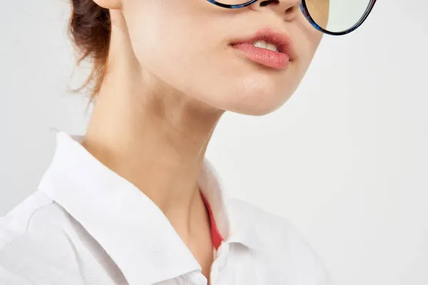 Mulheres em óculos de camisa branca posando fundo de cor — Fotografia de Stock