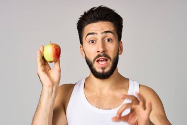 Neşeli adam meyveli yiyecek diyet stüdyo yaşam tarzı