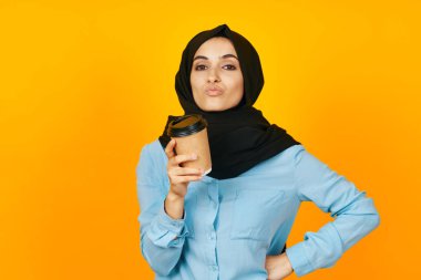 Müslümanlar bir bardak kahve ılık bir içecek sarı arka plan